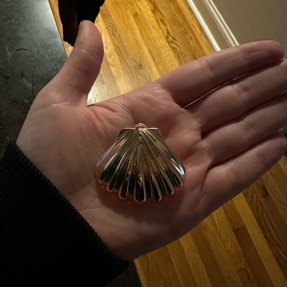 House of Harlow shell earings - Picture 2 of 3